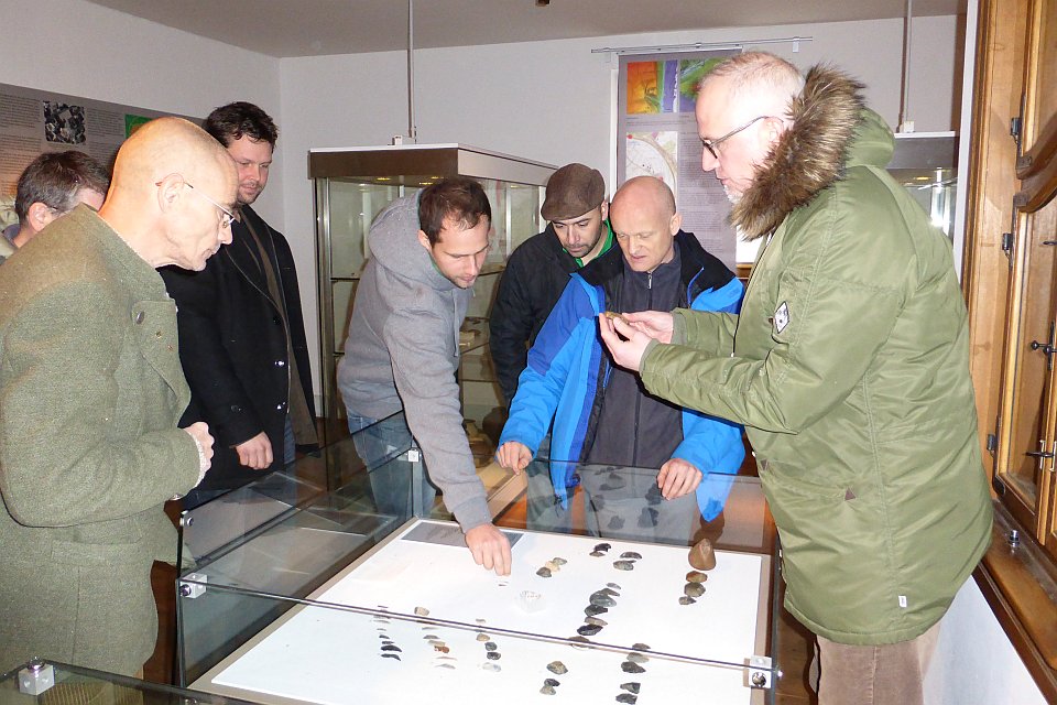 Prof. Thorsten Uthmeier begutachtet im Museum paläolithische Artefakte